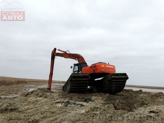 Газ құбырының мұнай құбырын, жаңа сазды жерлерінде олардың тармақтары экскаватормен амфибия траншеялар Каспийдің жүзетін құю
